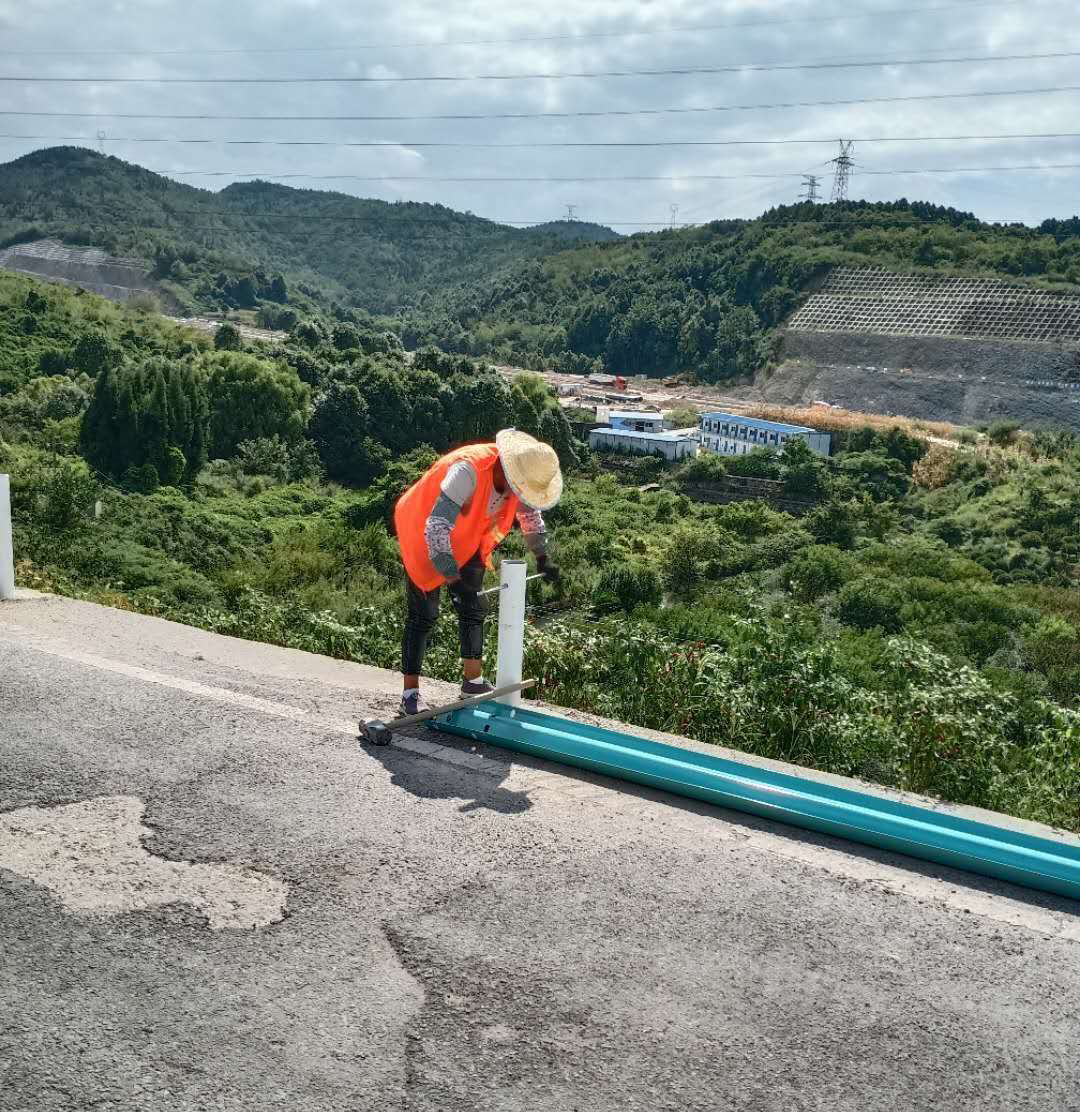 波形护栏安装施工中